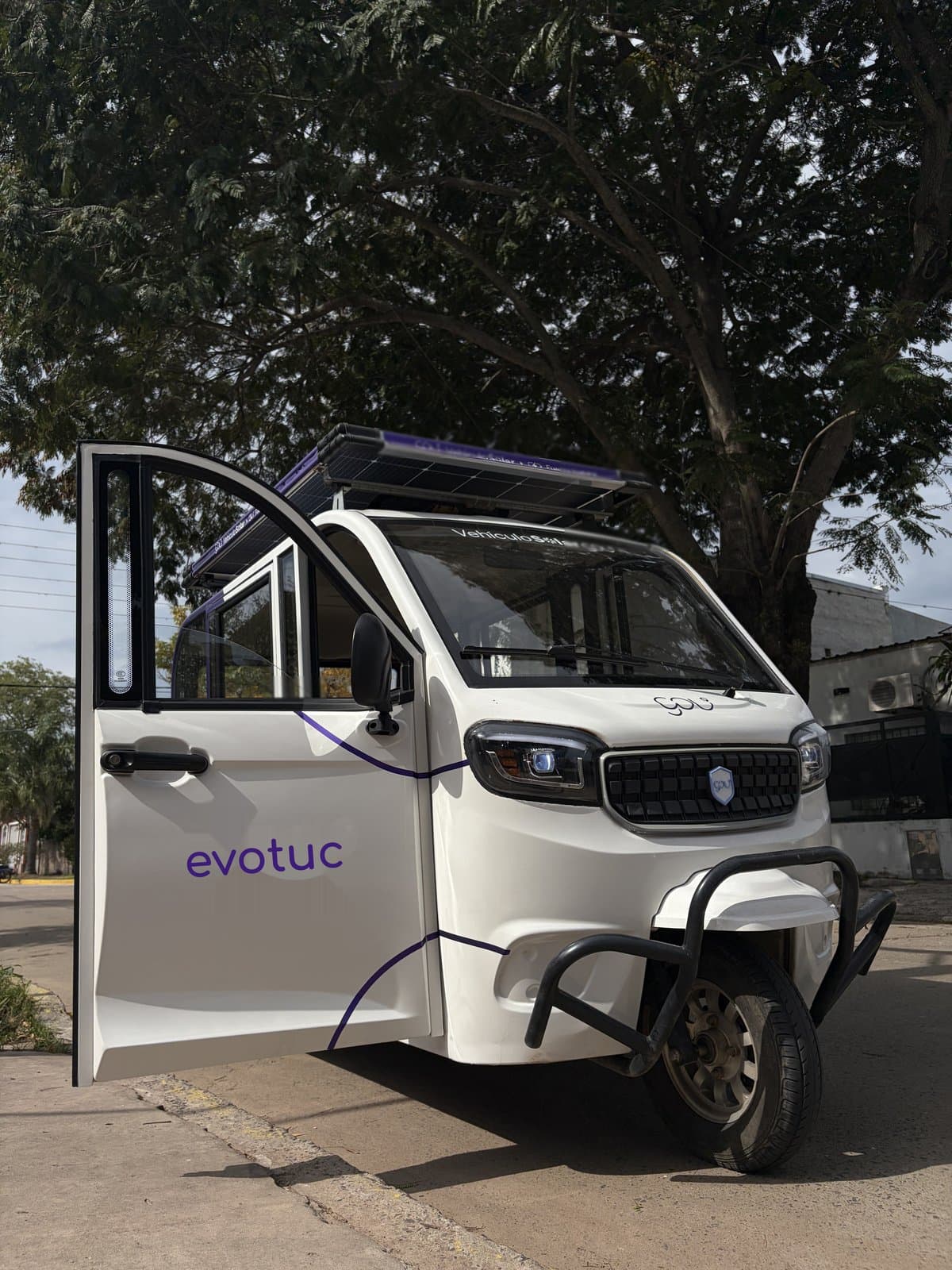 Triciclo eléctrico EVOTUC, vista frontal con puerta abierta